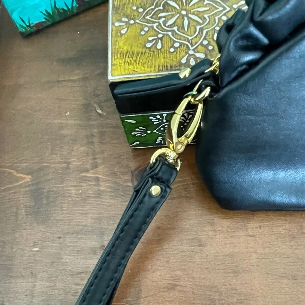 3/25$ 🛒 Ruffled-edge Wrislet Purse - Picture 5 of 11